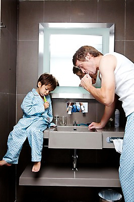 포토 JPG 전신 서양인 외국인 해외기획촬영 라이프스타일 2011년태국 남자 행복 아들 어린이 포즈 가족 함께함 실내 사랑 서기 들기 사람 앉기 소년 상반신 성인 두명 라이프 30대 귀여움 잠옷 욕실 양치 자녀 도움 아빠 칫솔 세면대 수도꼭지 화장실 남자만 국내포토 옷 감정 컨셉 관계 모션 인종 내부 생활 장년 위생용품 청결 파일형식