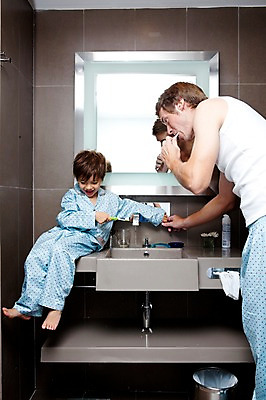 포토 JPG 전신 서양인 외국인 해외기획촬영 라이프스타일 2011년태국 남자 행복 아들 어린이 포즈 가족 실내 사랑 서기 들기 사람 앉기 소년 상반신 성인 두명 라이프 30대 귀여움 거울 잠옷 욕실 양치 자녀 아빠 칫솔 세면대 수도꼭지 화장실 남자만 국내포토 옷 감정 컨셉 관계 모션 인종 내부 생활 장년 위생용품 청결 파일형식