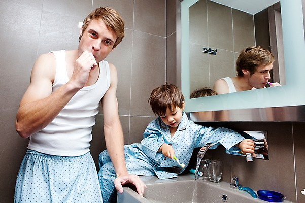 포토 JPG 서양인 외국인 해외기획촬영 라이프스타일 2011년태국 남자 행복 아들 어린이 포즈 가족 함께함 실내 사랑 서기 들기 사람 앉기 소년 상반신 성인 두명 라이프 물 30대 귀여움 거울 잠옷 욕실 양치 자녀 도움 아빠 칫솔 세면대 수도꼭지 화장실 남자만 국내포토 자연요소 옷 감정 컨셉 관계 모션 인종 내부 생활 장년 위생용품 청결 파일형식