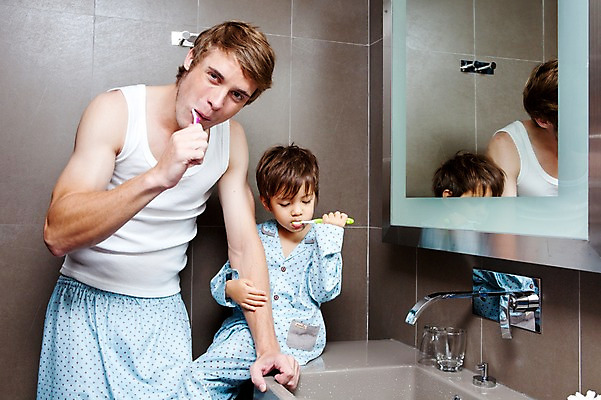 포토 JPG 서양인 외국인 해외기획촬영 라이프스타일 2011년태국 남자 행복 아들 어린이 포즈 가족 함께함 실내 사랑 서기 들기 사람 앉기 소년 상반신 성인 두명 라이프 30대 귀여움 거울 잠옷 욕실 양치 자녀 도움 아빠 칫솔 세면대 수도꼭지 화장실 남자만 국내포토 옷 감정 컨셉 관계 모션 인종 내부 생활 장년 위생용품 청결 파일형식