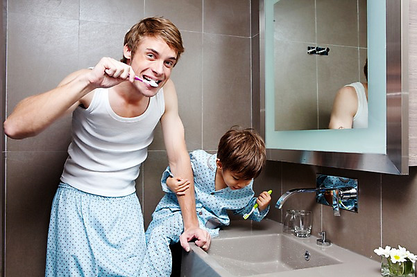 포토 JPG 서양인 외국인 해외기획촬영 라이프스타일 2011년태국 남자 행복 아들 어린이 포즈 가족 함께함 실내 사랑 서기 들기 사람 앉기 소년 상반신 성인 두명 라이프 30대 귀여움 거울 잠옷 욕실 양치 자녀 도움 아빠 칫솔 세면대 수도꼭지 화장실 남자만 국내포토 옷 감정 컨셉 관계 모션 인종 내부 생활 장년 위생용품 청결 파일형식