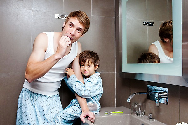 포토 JPG 서양인 외국인 해외기획촬영 라이프스타일 2011년태국 남자 행복 아들 어린이 포즈 가족 함께함 실내 사랑 서기 들기 사람 앉기 소년 상반신 성인 두명 라이프 30대 귀여움 거울 잠옷 욕실 양치 자녀 도움 아빠 칫솔 세면대 수도꼭지 화장실 남자만 국내포토 옷 감정 컨셉 관계 모션 인종 내부 생활 장년 위생용품 청결 파일형식