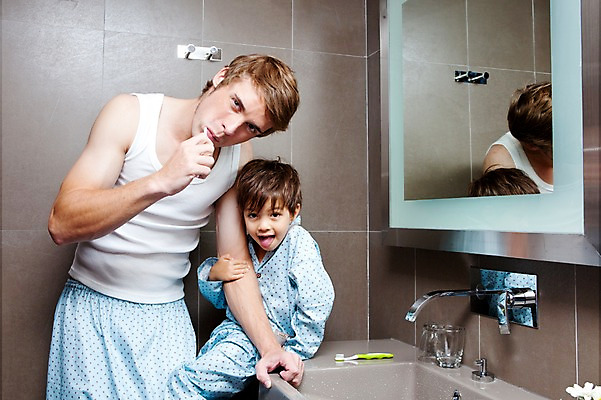 포토 JPG 서양인 외국인 해외기획촬영 라이프스타일 2011년태국 남자 행복 아들 어린이 포즈 가족 실내 사랑 서기 들기 사람 앉기 소년 상반신 성인 두명 라이프 30대 귀여움 거울 잠옷 욕실 양치 자녀 아빠 칫솔 세면대 수도꼭지 화장실 남자만 국내포토 옷 감정 컨셉 관계 모션 인종 내부 생활 장년 위생용품 청결 파일형식