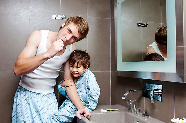 포토 JPG 서양인 외국인 해외기획촬영 라이프스타일 2011년태국 남자 행복 아들 어린이 포즈 가족 함께함 실내 사랑 서기 들기 사람 앉기 소년 상반신 성인 두명 라이프 30대 귀여움 거울 잠옷 욕실 양치 자녀 도움 아빠 칫솔 세면대 수도꼭지 화장실 남자만 국내포토 옷 감정 컨셉 관계 모션 인종 내부 생활 장년 위생용품 청결 파일형식