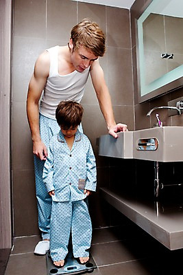 포토 JPG 전신 서양인 외국인 해외기획촬영 라이프스타일 2011년태국 남자 행복 아들 어린이 포즈 가족 슬리퍼 함께함 실내 실내화 사랑 서기 사람 소년 성인 두명 라이프 30대 귀여움 거울 잠옷 욕실 자녀 도움 아빠 몸무게 세면대 수도꼭지 화장실 체중계 몸무게재기 남자만 국내포토 옷 감정 신발 컨셉 관계 모션 인종 내부 생활 장년 파일형식