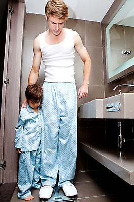 포토 JPG 전신 서양인 외국인 해외기획촬영 라이프스타일 2011년태국 남자 행복 아들 어린이 포즈 가족 슬리퍼 실내 실내화 사랑 서기 사람 소년 성인 두명 라이프 30대 귀여움 거울 잠옷 욕실 자녀 아빠 몸무게 세면대 수도꼭지 화장실 체중계 몸무게재기 남자만 국내포토 옷 감정 신발 컨셉 관계 모션 인종 내부 생활 장년 파일형식