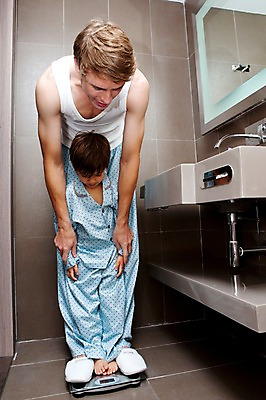 포토 JPG 전신 서양인 외국인 해외기획촬영 라이프스타일 2011년태국 남자 행복 아들 어린이 포즈 가족 슬리퍼 함께함 실내 실내화 사랑 서기 사람 소년 성인 두명 라이프 30대 귀여움 거울 잠옷 욕실 자녀 도움 아빠 몸무게 세면대 수도꼭지 화장실 체중계 몸무게재기 남자만 국내포토 옷 감정 신발 컨셉 관계 모션 인종 내부 생활 장년 파일형식