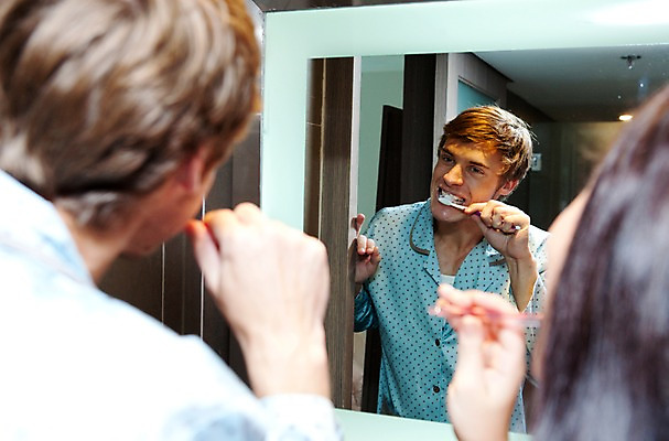 포토 JPG 서양인 외국인 해외기획촬영 라이프스타일 부부 커플 2011년태국 남자 행복 포즈 모션 실내 사랑 들기 사람 상반신 성인 두명 라이프 30대 귀여움 거울 잠옷 욕실 양치 칫솔 화장실 남자만 성인남자만 장년만 장년남자만 성인만 국내포토 옷 감정 컨셉 관계 인종 내부 생활 장년 위생용품 청결 파일형식