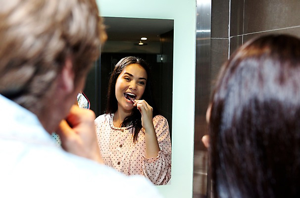 포토 JPG 서양인 외국인 해외기획촬영 라이프스타일 부부 커플 여자 2011년태국 남자 행복 포즈 모션 실내 사랑 들기 사람 상반신 성인 두명 라이프 30대 귀여움 거울 잠옷 욕실 양치 칫솔 화장실 장년만 성인만 국내포토 옷 감정 컨셉 관계 인종 내부 생활 장년 위생용품 청결 파일형식