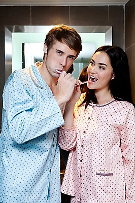 포토 JPG 서양인 외국인 해외기획촬영 라이프스타일 부부 커플 여자 2011년태국 남자 행복 포즈 모션 실내 사랑 서기 들기 사람 상반신 성인 두명 라이프 30대 귀여움 거울 잠옷 욕실 양치 칫솔 화장실 장년만 성인만 국내포토 옷 감정 컨셉 관계 인종 내부 생활 장년 위생용품 청결 파일형식