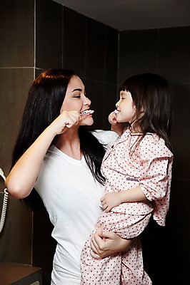 포토 JPG 서양인 외국인 해외기획촬영 라이프스타일 여자 2011년태국 딸 행복 어린이 포즈 가족 안기 엄마 함께함 실내 사랑 서기 들기 사람 소녀 상반신 성인 두명 라이프 30대 귀여움 잠옷 욕실 양치 자녀 도움 칫솔 화장실 여자만 국내포토 옷 감정 컨셉 관계 모션 인종 내부 생활 장년 위생용품 청결 파일형식