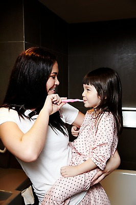 포토 JPG 서양인 외국인 해외기획촬영 라이프스타일 여자 2011년태국 딸 행복 어린이 포즈 가족 안기 엄마 함께함 실내 사랑 서기 들기 사람 소녀 상반신 성인 두명 라이프 30대 귀여움 잠옷 욕실 양치 자녀 도움 칫솔 화장실 여자만 국내포토 옷 감정 컨셉 관계 모션 인종 내부 생활 장년 위생용품 청결 파일형식