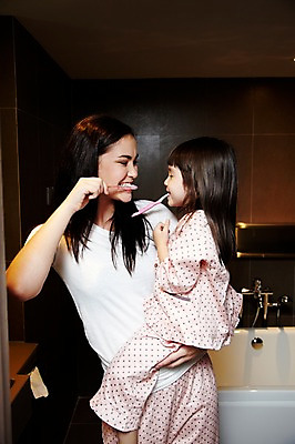 포토 JPG 서양인 외국인 해외기획촬영 라이프스타일 여자 2011년태국 딸 행복 어린이 포즈 가족 안기 엄마 함께함 실내 사랑 서기 들기 사람 소녀 상반신 성인 두명 라이프 30대 귀여움 잠옷 욕실 양치 자녀 도움 칫솔 화장실 여자만 국내포토 옷 감정 컨셉 관계 모션 인종 내부 생활 장년 위생용품 청결 파일형식