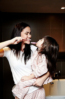 포토 JPG 서양인 외국인 해외기획촬영 라이프스타일 여자 2011년태국 딸 행복 어린이 포즈 가족 안기 엄마 실내 사랑 서기 들기 사람 소녀 상반신 성인 두명 라이프 30대 귀여움 잠옷 욕실 양치 자녀 칫솔 화장실 여자만 국내포토 옷 감정 컨셉 관계 모션 인종 내부 생활 장년 위생용품 청결 파일형식