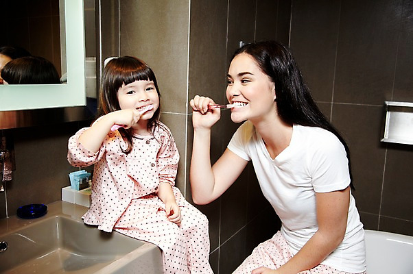 포토 JPG 서양인 외국인 해외기획촬영 라이프스타일 여자 2011년태국 딸 행복 어린이 포즈 가족 엄마 함께함 실내 사랑 들기 사람 앉기 소녀 상반신 성인 두명 라이프 30대 귀여움 거울 잠옷 욕실 양치 자녀 도움 칫솔 세면대 화장실 여자만 국내포토 옷 감정 컨셉 관계 모션 인종 내부 생활 장년 위생용품 청결 파일형식