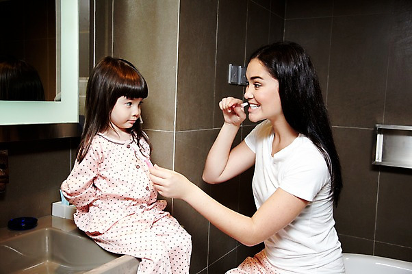 포토 JPG 서양인 외국인 해외기획촬영 라이프스타일 여자 2011년태국 딸 행복 어린이 포즈 가족 엄마 함께함 실내 사랑 들기 사람 앉기 소녀 상반신 성인 두명 라이프 30대 귀여움 거울 잠옷 욕실 양치 자녀 도움 칫솔 세면대 화장실 여자만 국내포토 옷 감정 컨셉 관계 모션 인종 내부 생활 장년 위생용품 청결 파일형식