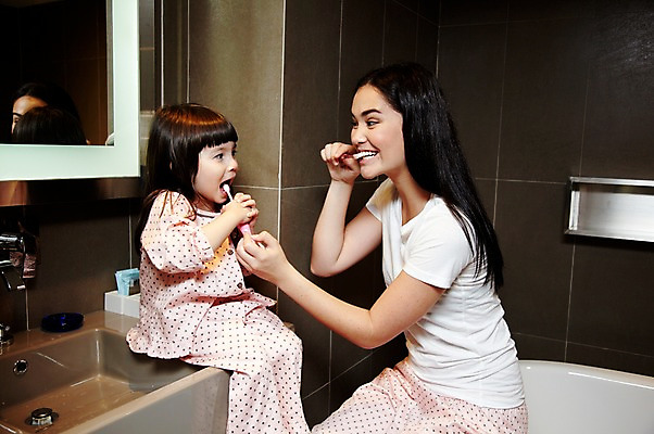 포토 JPG 서양인 외국인 해외기획촬영 라이프스타일 여자 2011년태국 딸 행복 어린이 포즈 가족 엄마 실내 사랑 들기 사람 앉기 소녀 상반신 성인 두명 라이프 30대 귀여움 거울 잠옷 욕실 양치 자녀 칫솔 세면대 화장실 여자만 국내포토 옷 감정 컨셉 관계 모션 인종 내부 생활 장년 위생용품 청결 파일형식