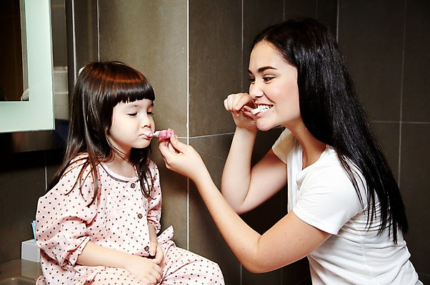 포토 JPG 서양인 외국인 해외기획촬영 라이프스타일 여자 2011년태국 딸 행복 어린이 포즈 가족 엄마 함께함 실내 사랑 들기 사람 앉기 소녀 상반신 성인 두명 라이프 30대 귀여움 거울 잠옷 욕실 양치 자녀 도움 칫솔 화장실 싫은 여자만 국내포토 옷 감정 컨셉 관계 모션 인종 내부 생활 장년 위생용품 청결 파일형식