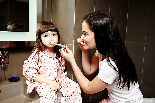 포토 JPG 서양인 외국인 해외기획촬영 라이프스타일 여자 2011년태국 딸 행복 어린이 포즈 가족 엄마 함께함 실내 사랑 들기 사람 앉기 소녀 상반신 성인 두명 라이프 30대 귀여움 거울 잠옷 욕실 양치 자녀 도움 칫솔 세면대 화장실 싫은 여자만 국내포토 옷 감정 컨셉 관계 모션 인종 내부 생활 장년 위생용품 청결 파일형식