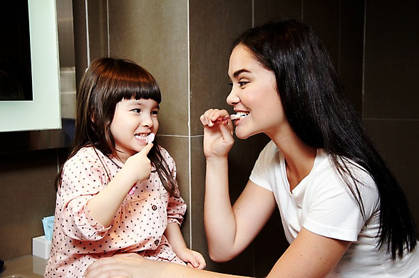 포토 JPG 서양인 외국인 해외기획촬영 라이프스타일 여자 2011년태국 딸 행복 어린이 포즈 가족 엄마 실내 사랑 들기 사람 앉기 소녀 상반신 성인 두명 라이프 30대 귀여움 잠옷 욕실 양치 자녀 칫솔 세면대 화장실 여자만 국내포토 옷 감정 컨셉 관계 모션 인종 내부 생활 장년 위생용품 청결 파일형식