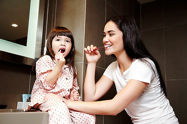 포토 JPG 서양인 외국인 해외기획촬영 라이프스타일 여자 2011년태국 딸 행복 어린이 포즈 가족 엄마 함께함 실내 사랑 들기 사람 앉기 소녀 상반신 성인 두명 라이프 30대 귀여움 거울 잠옷 욕실 양치 자녀 도움 칫솔 세면대 화장실 여자만 국내포토 옷 감정 컨셉 관계 모션 인종 내부 생활 장년 위생용품 청결 파일형식