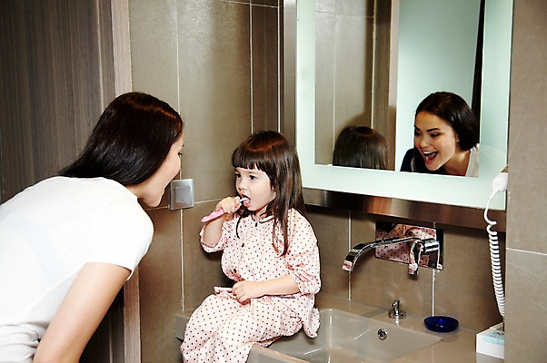 포토 JPG 서양인 외국인 해외기획촬영 라이프스타일 여자 2011년태국 딸 행복 어린이 포즈 가족 엄마 실내 사랑 들기 사람 앉기 소녀 상반신 성인 두명 라이프 30대 귀여움 거울 잠옷 욕실 양치 자녀 칫솔 세면대 수도꼭지 화장실 여자만 국내포토 옷 감정 컨셉 관계 모션 인종 내부 생활 장년 위생용품 청결 파일형식