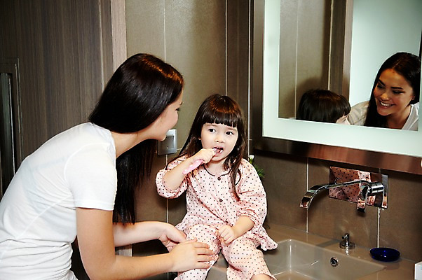 포토 JPG 서양인 외국인 해외기획촬영 라이프스타일 여자 2011년태국 딸 행복 어린이 포즈 가족 엄마 함께함 실내 사랑 들기 사람 앉기 소녀 상반신 성인 두명 라이프 30대 귀여움 거울 잠옷 욕실 양치 자녀 도움 칫솔 세면대 수도꼭지 화장실 여자만 국내포토 옷 감정 컨셉 관계 모션 인종 내부 생활 장년 위생용품 청결 파일형식