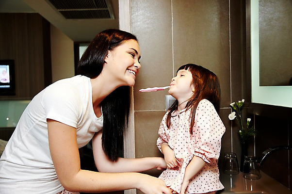 포토 JPG 서양인 외국인 해외기획촬영 라이프스타일 여자 2011년태국 딸 행복 어린이 포즈 가족 엄마 함께함 실내 사랑 서기 웃음 들기 사람 앉기 소녀 상반신 성인 두명 라이프 30대 귀여움 거울 잠옷 욕실 양치 자녀 도움 칫솔 세면대 수도꼭지 화장실 여자만 국내포토 옷 감정 컨셉 관계 모션 표정 인종 내부 생활 장년 위생용품 청결 파일형식