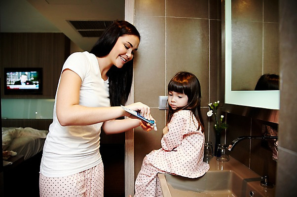 포토 JPG 서양인 외국인 해외기획촬영 라이프스타일 여자 2011년태국 딸 행복 어린이 포즈 가족 엄마 함께함 실내 사랑 서기 웃음 들기 사람 앉기 소녀 상반신 성인 두명 라이프 30대 귀여움 이불 거울 잠옷 욕실 양치 자녀 침대 도움 칫솔 세면대 수도꼭지 화장실 치약 여자만 국내포토 옷 감정 가구 컨셉 관계 침구 모션 표정 인종 내부 생활 장년 위생용품 청결 파일형식