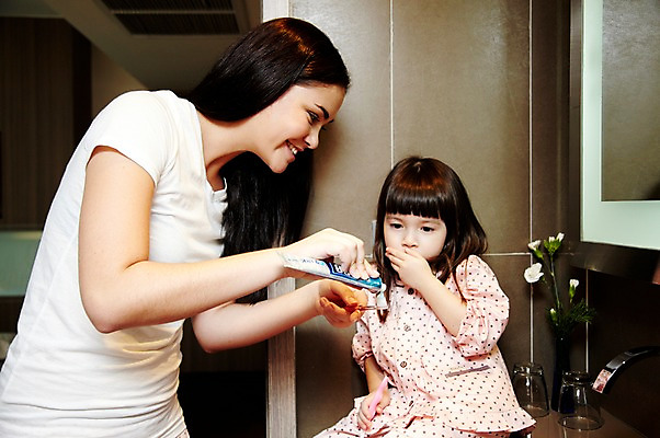 포토 JPG 서양인 외국인 해외기획촬영 라이프스타일 여자 2011년태국 딸 행복 어린이 포즈 가족 엄마 함께함 실내 사랑 서기 웃음 들기 사람 앉기 소녀 상반신 성인 두명 라이프 30대 귀여움 거울 잠옷 욕실 양치 자녀 도움 칫솔 세면대 수도꼭지 화장실 치약 입가림 싫은 여자만 국내포토 옷 감정 컨셉 관계 모션 표정 인종 내부 생활 장년 위생용품 청결 가림 파일형식