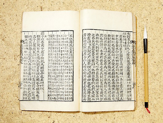 포토 JPG 스튜디오촬영 한국문화 한국전통 전통 전통소품 한국 사람없음 책 붓 고서 한지 오브젝트 국내포토 동양문화 아시아 종이 유물 실내 파일형식