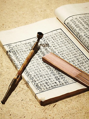 포토 JPG 스튜디오촬영 한국문화 한국전통 전통 전통소품 한국 사람없음 책 부채 고서 한지 오브젝트 담뱃대 국내포토 동양문화 아시아 종이 유물 담배 실내 파일형식