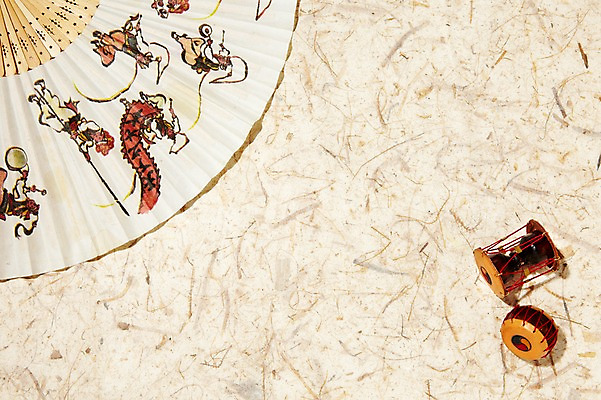 포토 JPG 스튜디오촬영 한국문화 한국전통 전통 종이 전통소품 한국 사람없음 부채 북 오브젝트 장구 국내포토 동양문화 아시아 타악기 실내 국악기 파일형식