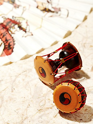 포토 JPG 스튜디오촬영 한국문화 한국전통 전통 종이 전통소품 한국 사람없음 부채 북 오브젝트 장구 국내포토 동양문화 아시아 타악기 실내 국악기 파일형식