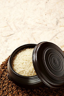 포토 JPG 스튜디오촬영 한국문화 한국전통 전통 그릇 전통소품 한국 사람없음 매트 쌀 한지 오브젝트 국내포토 동양문화 식기 아시아 종이 곡류 실내 파일형식