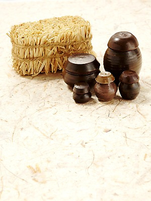 포토 JPG 스튜디오촬영 한국문화 한국전통 전통 전통소품 한국 사람없음 항아리 볏짚 한지 오브젝트 국내포토 동양문화 아시아 종이 실내 도자기 짚 파일형식