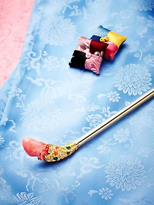 포토 JPG 스튜디오촬영 한국문화 한국전통 전통 장신구 전통소품 한국 실내 방석 사람없음 보석 실크 한지 오브젝트 비녀 국내포토 동양문화 아시아 종이 내부 직물 광석 파일형식 헤어액세사리