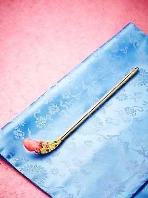 포토 JPG 스튜디오촬영 한국문화 한국전통 전통 장신구 전통소품 한국 실내 사람없음 보석 실크 한지 오브젝트 비녀 국내포토 동양문화 아시아 종이 내부 직물 광석 파일형식 헤어액세사리