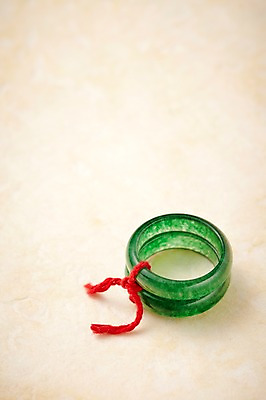 포토 JPG 스튜디오촬영 한국문화 한국전통 전통 장신구 전통소품 한국 실내 사람없음 반지 보석 한지 오브젝트 옥반지 국내포토 동양문화 아시아 종이 내부 광석 옥 파일형식