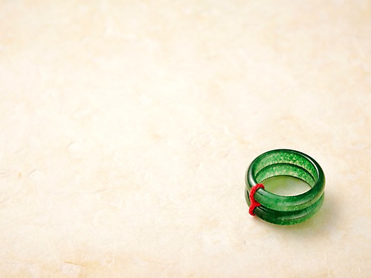 포토 JPG 스튜디오촬영 한국문화 한국전통 전통 장신구 전통소품 한국 실내 사람없음 반지 보석 한지 오브젝트 옥반지 국내포토 동양문화 아시아 종이 내부 광석 옥 파일형식