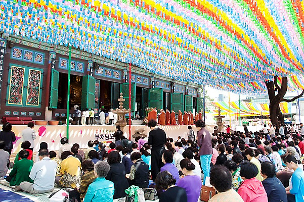 포토 JPG 나무 종교 불교 사람 풍경 이벤트 여러명 야외 부처님오신날 기도 사찰 의식 승려 연등 불공 예불 조계사 국내포토 식물 기념일 다수 종교건축 등불 성직자 불교용품 종로 파일형식