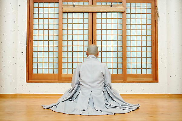 포토 JPG 남자 종교 불교 실내 한명 사람 성인 뒷모습 부처님오신날 성자 승려 남자만 남자한명만 성인남자만 성인만 국내포토 1 기념일 뷰포인트 내부 성직자 파일형식