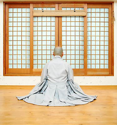 포토 JPG 남자 종교 불교 실내 한명 사람 성인 뒷모습 부처님오신날 성자 승려 남자만 남자한명만 성인남자만 성인만 국내포토 1 기념일 뷰포인트 내부 성직자 파일형식