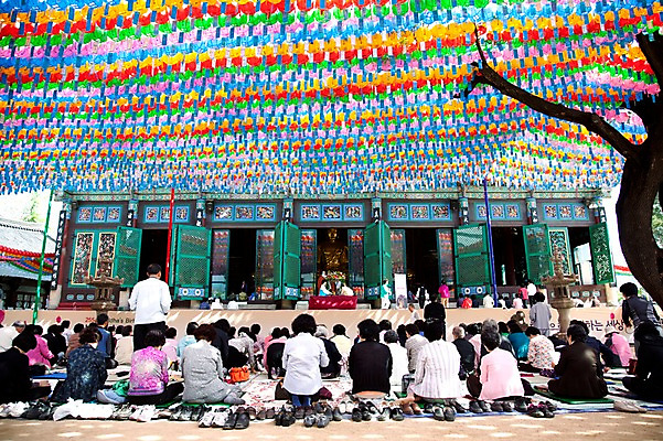 포토 JPG 종교 불교 사람 여러명 야외 부처님오신날 기도 사찰 연등 불공 조계사 국내포토 기념일 다수 종교건축 등불 불교용품 종로 파일형식