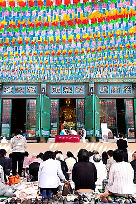 포토 JPG 종교 불교 사람 여러명 야외 부처님오신날 기도 사찰 연등 관불의식 불공 조계사 국내포토 기념일 다수 종교건축 등불 불교용품 종로 파일형식