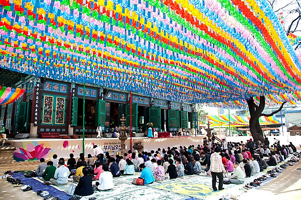 포토 JPG 종교 불교 사람 여러명 야외 부처님오신날 기도 사찰 연등 불공 조계사 국내포토 기념일 다수 종교건축 등불 불교용품 종로 파일형식
