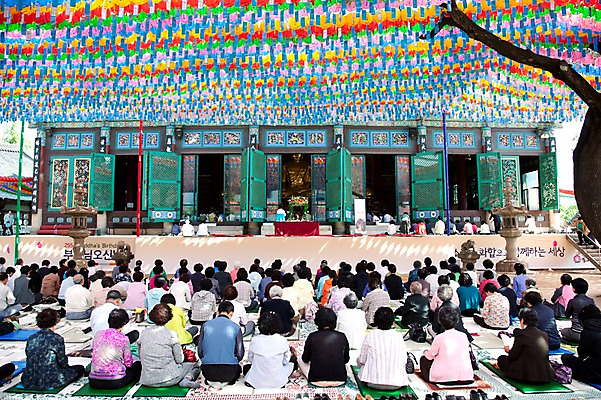 포토 JPG 종교 불교 사람 여러명 야외 부처님오신날 기도 사찰 연등 불공 조계사 국내포토 기념일 다수 종교건축 등불 불교용품 종로 파일형식