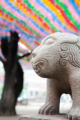 포토 JPG 종교 조각 불교 사람없음 야외 조각상 부처님오신날 상 연등 조각_조소 국내포토 기념일 조형물 등불 상패 불교용품 조소 파일형식