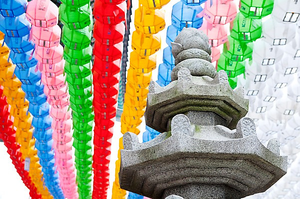 포토 JPG 종교 조각 불교 사람없음 야외 조각상 부처님오신날 상 연등 조각_조소 국내포토 기념일 조형물 등불 상패 불교용품 조소 파일형식