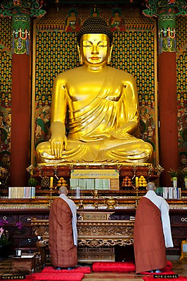 포토 JPG 남자 종교 불교 실내 사람 성인 두명 뒷모습 부처님오신날 사찰 의식 승려 불상 부처 불공 예불 조계사 남자만 성인남자만 성인만 국내포토 기념일 뷰포인트 종교건축 내부 성직자 종로 파일형식